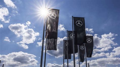 Stuttgarter Autobauer Aufspaltung Von Daimler Kostet Millionen