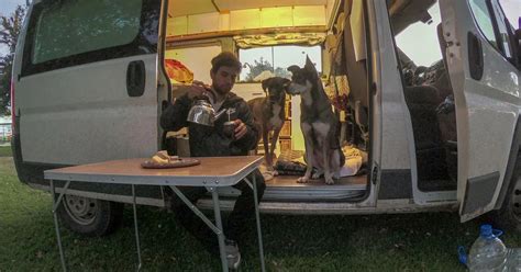 Armó Un Motorhome Recorre El País Con Sus Tres Perros Y Sólo Visita Pueblos Con Menos De Mil