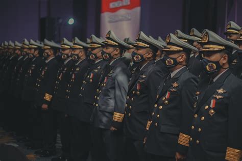 Foto Un Grupo De Hombres Con Uniformes Militares Parados En Fila