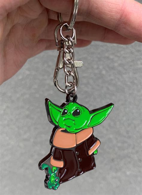 Baby Yoda Keychain In 2020 Disney Star Wars Kid Character Yoda
