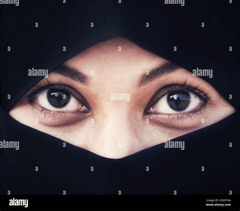Gros Plan De Belle Femme Visage Couvert De Hijab Les Yeux Brillants D Une Fille Musulmane