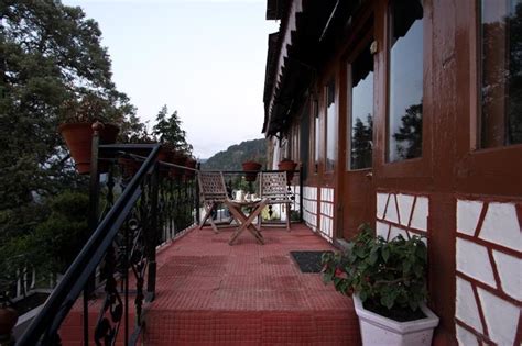 Mevcut tesis olanakları içerisinde en popüler olanlardan bazıları restoran, oturma salonu ve oda servisi. Hotel Grand View in Dalhousie, Himachal Pradesh
