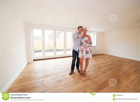 Fußboden behalten und gegebenenfalls dämmmaterial einblasen oder rausreißen und komplett neu machen. Paare Mit Den Eigentums-Details, Die Um Neues Haus Schauen ...