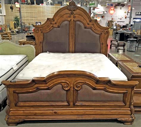 Lot Aico Michael Amini Tuscano Luxury Leather Kind Bed