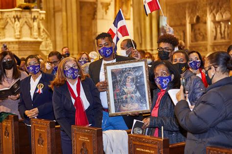 Comunidad Dominicana Celebrando 100 Años De La Coronación De La Virgen