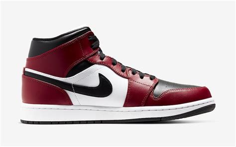 Today we're taking a detailed look at the air jordan 1 mid chicago black toe!these are easily the most hyped air jordan 1 mids of 2020 so far! Así se ve el Air Jordan 1 Mid 'Chicago Black Toe ...