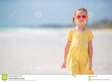 Actief Meisje Op Wit Strand De Achtergrond Van Het Close Upjonge Geitje Het Overzees Stock