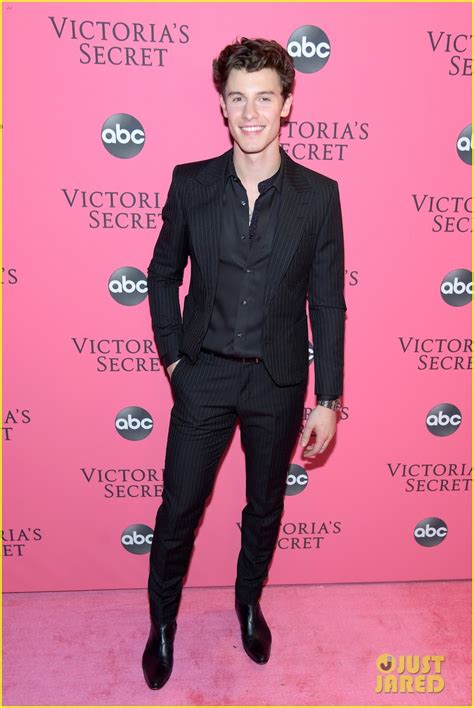 Shawn Mendes Kelsea Ballerini And The Chainsmokers Perform At Victorias Secret Fashion Show