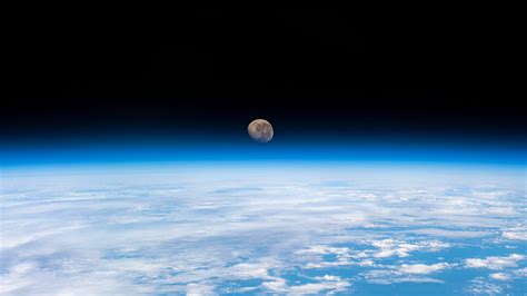 Der Mond über Dem Horizont Der Erde Von Der Internationalen Raumstation