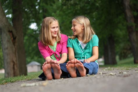 Wallpaper Wood Pink Trees Girls Summer Portrait Green Feet