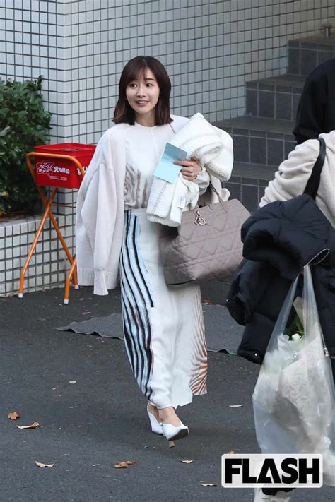 長谷川京子の私服 12月3日「プロースト交響楽団」の定期演奏会に出演された際のオフショットです。独特なラインが入ったスカートに、おおきめなディオールのベージュのバッグを着用されています