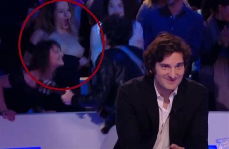 Le Grand Journal Une Fan De M Lui Montre Ses Seins Et Fait Le Buzz Vidéo