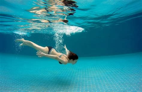 여름 날에 수영장에서 수중 수영 섹시한 여자 프리미엄 사진