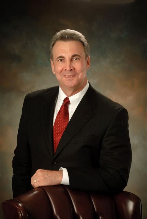 older man | Portrait photography men, Headshot poses, Business portrait