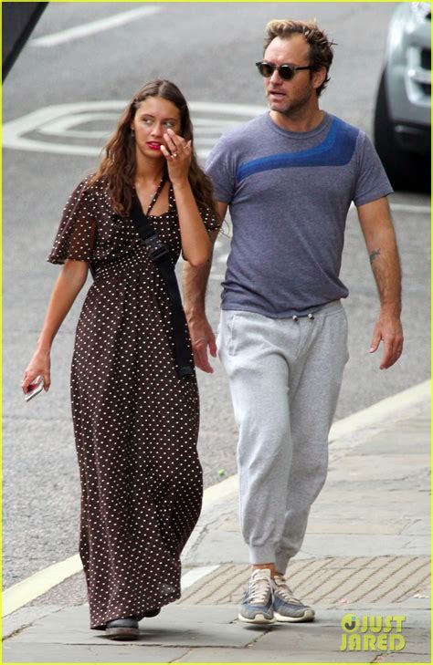 Photo Jude Law Hangs Out With Daughter Iris In London Photo