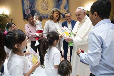 El Papa Francisco Se Reúne En El Vaticano Con 3 Familias Cristianas De