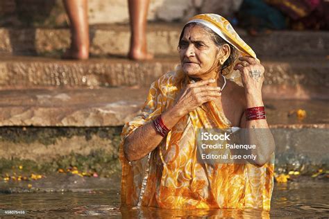 힌두교식 여자 Taking 아침입니다 목욕을 갠지스 강 강에 대한 스톡 사진 및 기타 이미지 강 갠지스 강 동양인 Istock