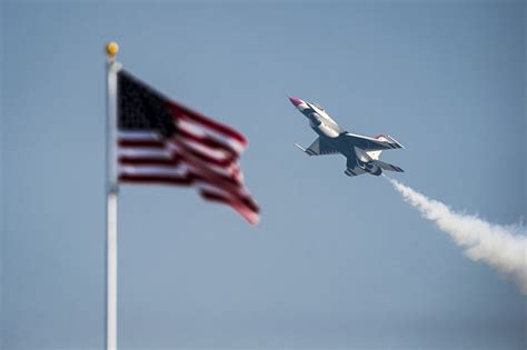 壁纸 车辆 美国国旗 通用动力f 16战斗猎鹰 军事 军用飞机 美国空军 雷鸟 翅膀 地球的气氛 战机 航展 特技