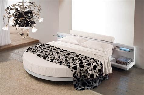 Chi sceglie un letto rotondo deve pensare allo stile della stanza e agli elementi che la compongono, per adattarlo e posizionarlo al meglio. Letto Letto rotondo completo Matrimoniale Moderno - Letti a prezzi scontati