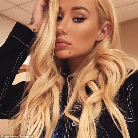 Iggy Azalea Flaunts Her Shapely Derrière In A G String Daily Mail Online