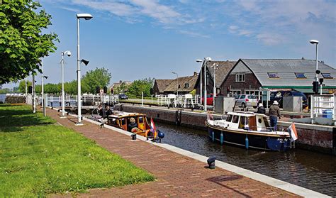 Het dorp heeft 4.445 inwoners (telling 1 januari 2020). de Tolhuissluis - Uithoorn aan de Amstel