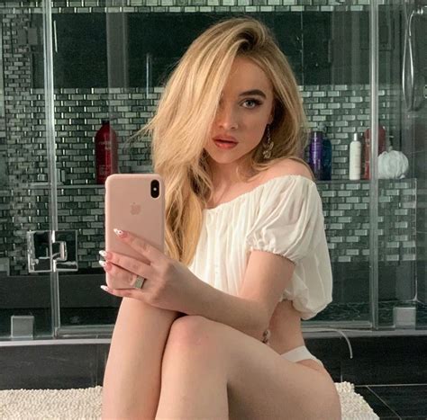 Sabrina Carpenter Looks Beautiful In Grammy Weekend Selfie On Instagram