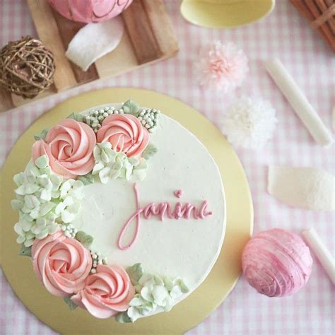 Turn your homemade bakes into showstoppers with our fabulous range of cake decorations, cake decorating tools and supplies. Our lovely customer ordered this Crescent Floral Cake for ...