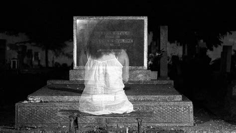 fotos filman al fantasma de una niña paseando por el cementerio diarios en red