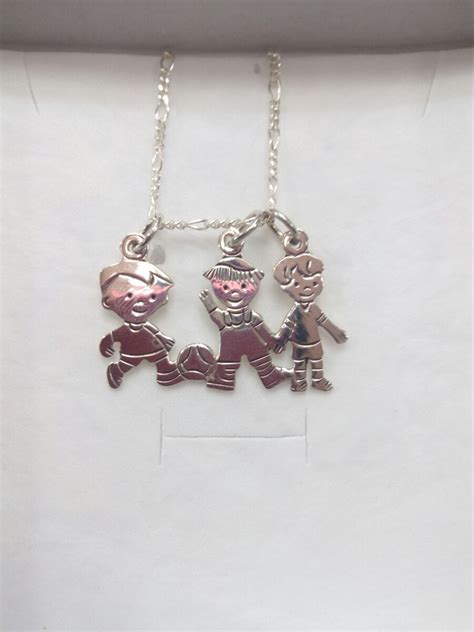 Dijes de plata para hombre. Dije De Tres Niños En Plata .925 - $ 200.00 en Mercado Libre