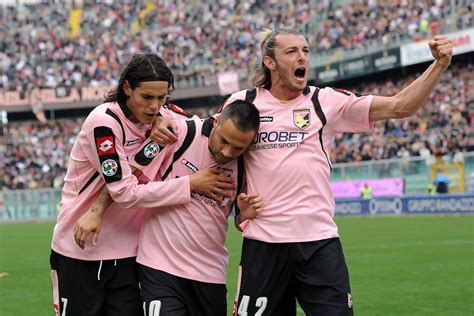Cavani marcó el 2 a 2 del manchester. Edinson Cavani Photos - US Citta di Palermo v AC Chievo ...