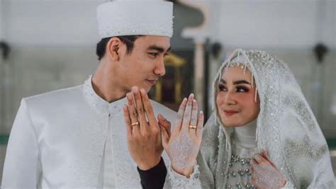 Ane sr dikaskus lagi bimbang untuk membuat keputusan, mohon masukan dan sarannya agar ane bisa mengambil keputusan yang tepat singkat cerita ane punya istri dan kami sudah dikarunia 2 orang anak. Pengantin Baru, Evan Marvino Bagikan Pengalaman Malam Pertama