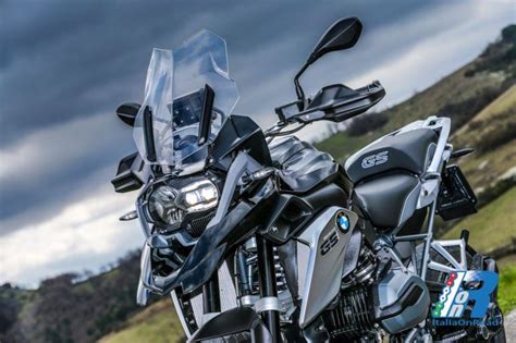 The standard gs remains a best seller for good reason and was updated with improved electronics and tft screen in 2017. BMW R 1200 GS Triple Black | Motos doble proposito, Motos ...