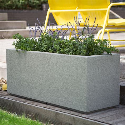 With such a variety of plant pots and window boxes available, you're bound to find one that meets your needs in terms not only of functionality but of hanging planters: Natural Large Planters for Outdoors - HomesFeed