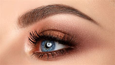 accentuate your blue eyes with these eyeshadow colors