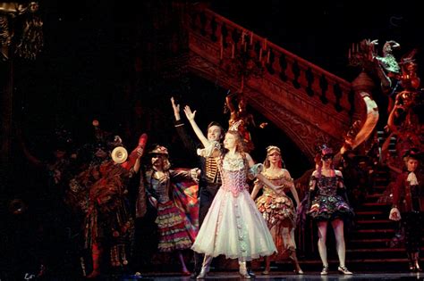 El teatro guiñol es una pequeña réplica de un teatro, y sus personajes son títeres o muñecos de guante, que se mueven desde abajo introduciendo en ellos los dedos. Dibujos ~ El Teatro Dramático