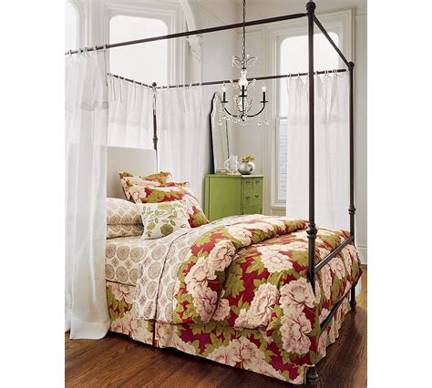 Child canopy bed for bedroom in gray colors. CALIFORNIA GIRL: Canopy beds and mirrored furniture