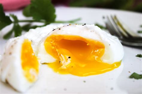 How To Poach An Egg Perfectly Every Time Food Cooking Stone Recipes