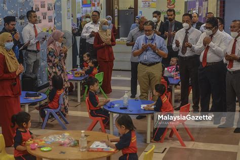 Menerusinya, projek pembangunan luar bandar dapat diteruskan selain mengangkat kembali ekonomi rakyat ketika tempoh pandemik ini. Menteri Pembangunan Luar Bandar Tinjau Hari Pertama ...