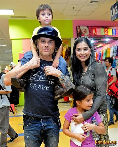 Ayu Azhari Dan Mike Tramp Di Acara Live Charity