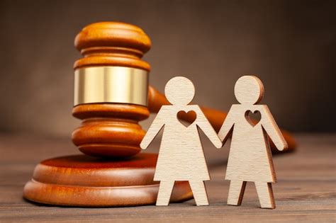 Casamento Gay Legalizado Figuras De Duas Lésbicas Com Martelo Do Juiz Lei E Casamento De
