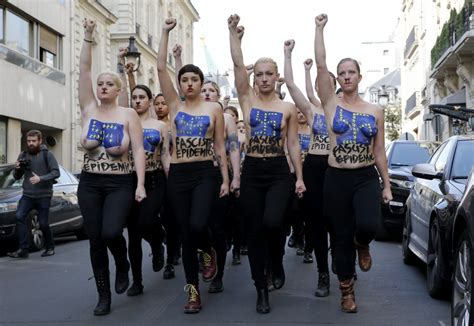 Foto Protesta De Femen Ante Una Acto Del Frente Nacional Femen