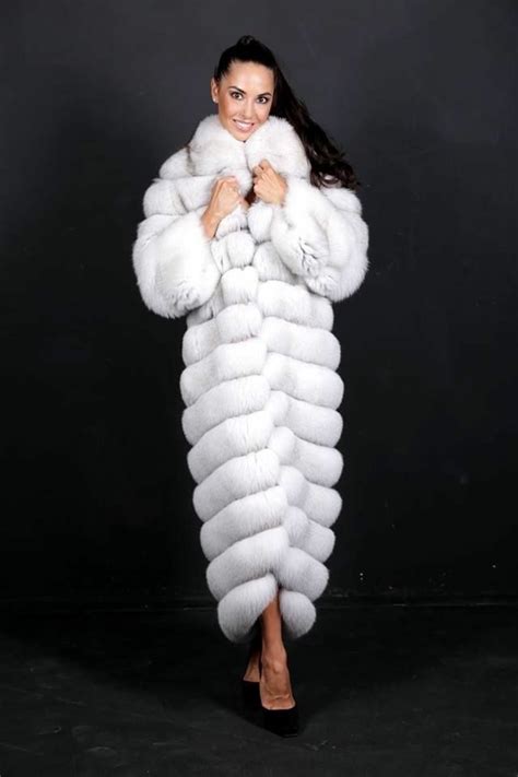 Pin By 𝐿𝓊𝒸𝒾𝑒 𝐹𝑜𝓍 On Mix Furs Womens White Coat Fur Long Fur Coat