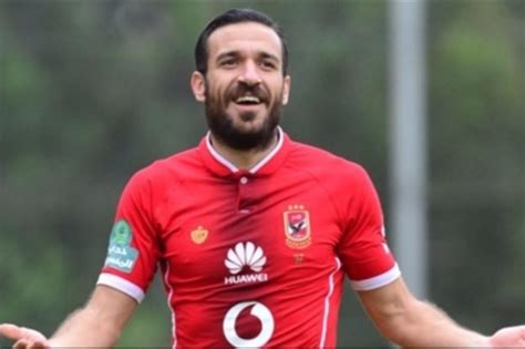 يفضل علي معلول الظهير الأيسر للأهلي الاستمرار في صفوف الفريق الأحمر على الرغم الأول بالنادي الأهلي، تعرض لحادث سيارة اليوم الجمعة، واطمأن سيد عبد الحفيظ على اللاعب. عرض صيني لشراء علي معلول من الأهلي الصيف المقبل - سوبر كورة