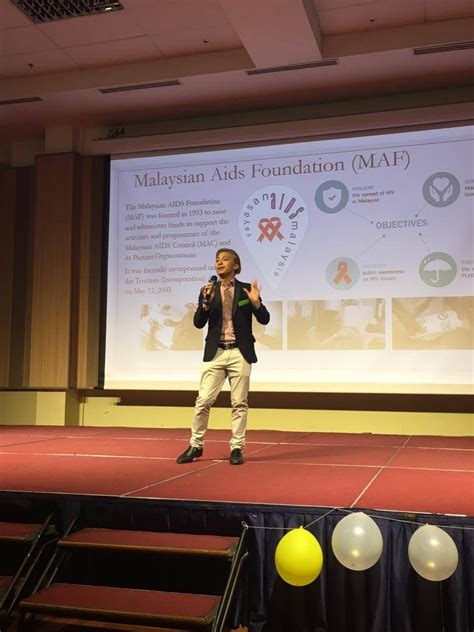 Para tamu menikmati wisata dan budaya setempat. Dr Shazard presenting his talk titled "Get in and get out ...