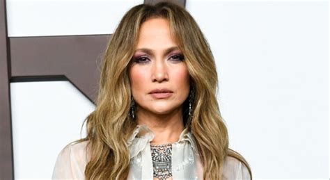 Jennifer Lopez Topless Sous Un Haut Qui Ne Couvre Pas Grand Chose Elle Donne Des Palpitations