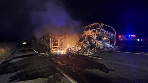 Mazatlán Culiacán choque de autobús y tráiler deja muertos UnoTV