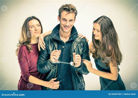 amour moderne de plan à trois deux femmes avec l homme menotté photo stock image du