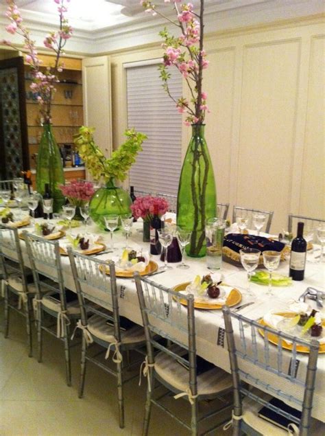 You might be left wondering where to put all of your belongings or how to make the space livable. passover seder table, spring centerpices, | Pesaj ...