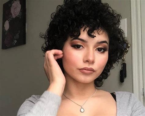 short curly hair for round face face framing hairstyles