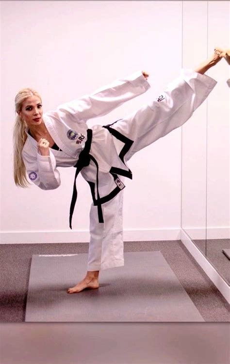 Pin By Matheus Signori On Artes Marciais Com Mulheres In 2022 Martial Arts Girl Women Karate